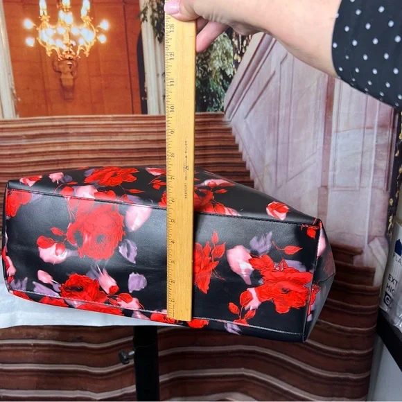 VICTORIAS SECRET ROSE TOILE FLORAL LIMITED EDITION TOTE 🌹🌹❤️❤️ - Picture 10 of 12